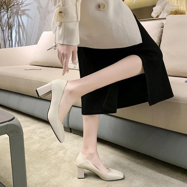 Sapatos de vestido moda único sapato feminino 2024 primavera / verão dedo do pé quadrado salto grosso boca rasa um pé trabalho