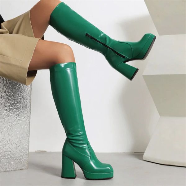 Stivali piattaforma ginocchiera stivali alti per donne 2023 tendenze invernali tacchi goti verde nero scarpe da ballo di boot piovoso femmina di grandi dimensioni