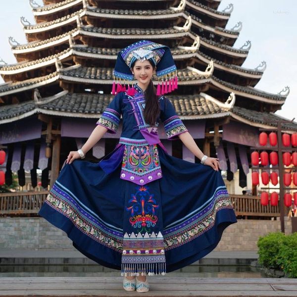 Bühnenkleidung GuangXi Einzigartiges Kleidungsstück für Frauen 3. März Ethnische Performance-Kleidung Minderheiten-Outfit Erwachsenes Zhuang Brokat besticktes langes Kleid