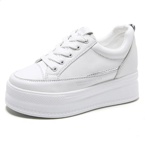 Scarpe casual da donna in pelle microfibra da 7 cm Scarpe bianche con zeppa e tacco nascosto Scarpe bianche Scarpe da ginnastica robuste Skateboard 240309