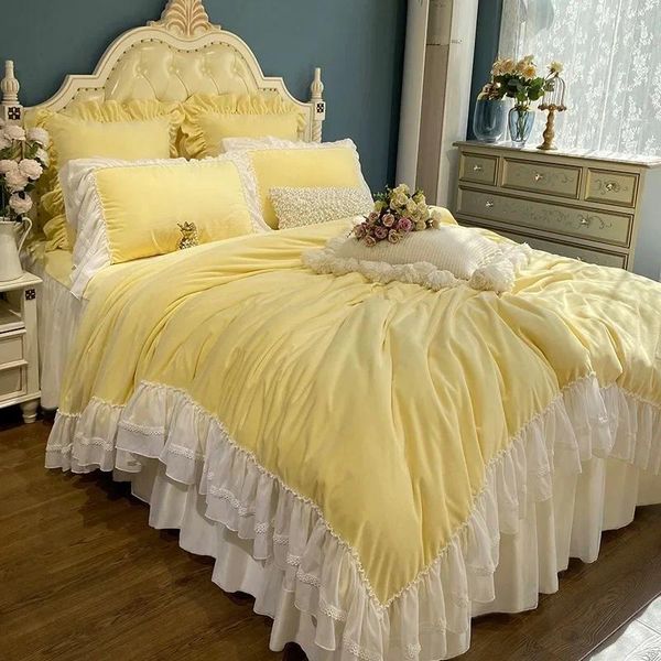 Yatak setleri lüks dört parçalı set peluş kalınlaşmış ve sıcak prenses yatak etek yatak örtüsü malzemeleri