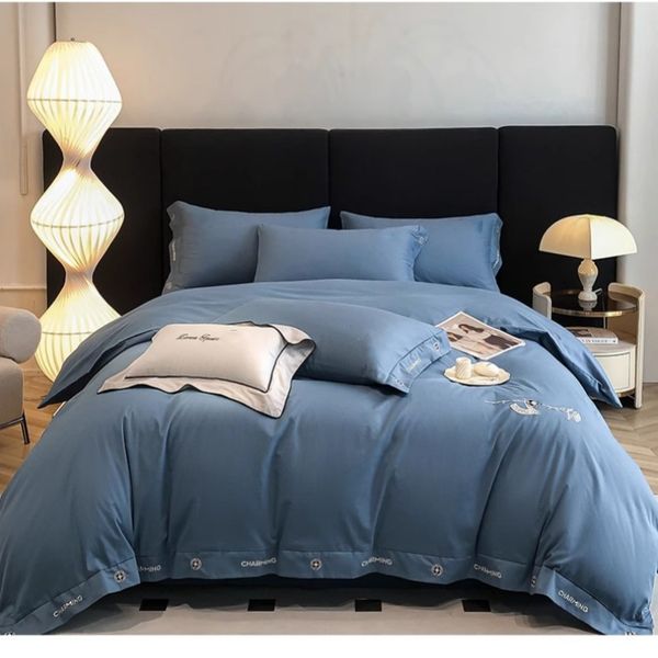 set di biancheria da letto di design beddingcomforter set2024 Nuova biancheria da letto di lusso leggera set trapunta ricamata in quattro pezzi lenzuolo in tinta unita