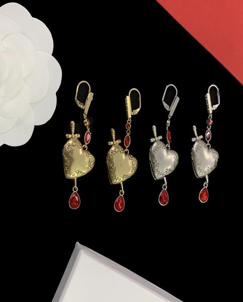 Lious estilo punk Mulheres em forma de coração Dangle Brincos Crânio Amante Vermelho Gemstone Pingente Senhoras Brinco Studs ME2 -- 05 Designer Jóias Gift2660285