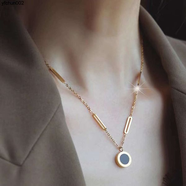 Collana con clip in acciaio al titanio Felpa con cappuccio digitale in bianco e nero romano Nuova nicchia Luce di lusso High-end 18k Catena per maglione con clavicola J5l5