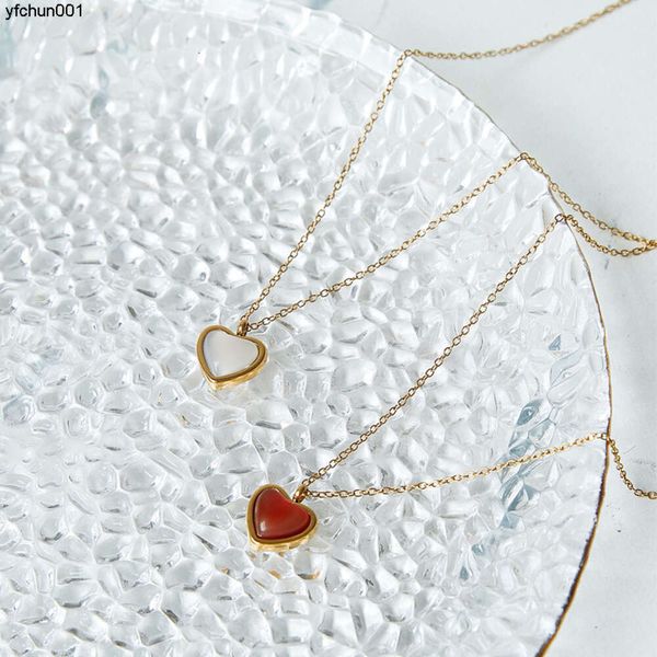 Collana coreana semplice personalizzata in agata rossa Collana femminile a forma di cuore con cuore di pesca e ciondolo con amore Catena clavicola Rete di marea Gioielli rossi