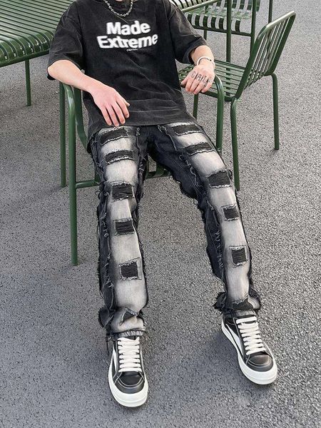 Модные брендовые мужские джинсы в стиле пэчворк с темными нашивками. Прямые брюки в американском стиле с потертостями и потертостями и драпировкой.