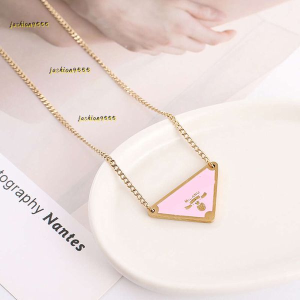 Anhänger Halsketten Gold Halsketten Schwarz Weiß Rosa Dreieck Buchstaben Halskette Luxus Marke Designer Schmuck Titan Stahl Anhänger Kette Männer Frauen Unisex Geschenk 2024