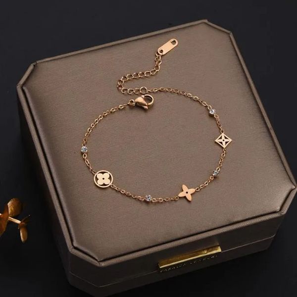 Bracciali stile moda Bracciale rigido da donna Polsino Catena Designer Lettera Gioielli Cristallo Placcato oro 18 carati Acciaio inossidabile Amanti del matrimonio Regalo Bracciale5