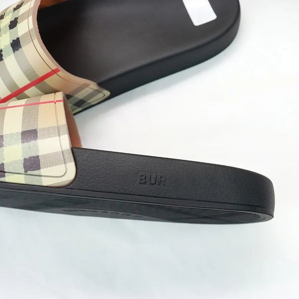 Дизайнерские сандалии Летние женские сандалии Дизайнерские ретро-тапочки в клетку Модные роскошные сандалии с плоской подошвой Противоскользящие пляжные сандалии Праздничные тапочки Комнатная обувь 4399