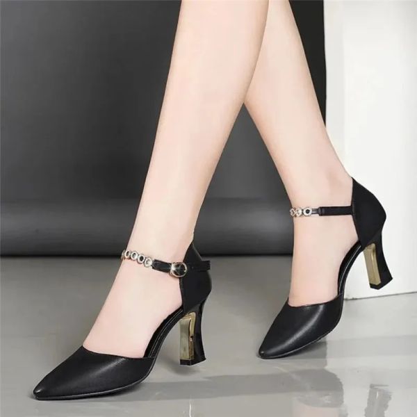 Сапоги женщины Симпатичные заостренные носки черные ремешки на высоких каблуках.