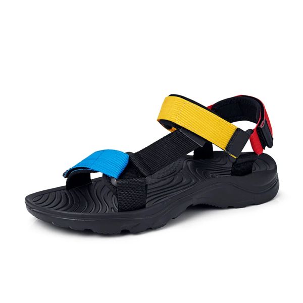 Sandálias Novos homens sandálias de correia Nonos de verão chinelos de praia ao ar livre sapatos casuais sapatos de água masculinos baratos sapatos de água