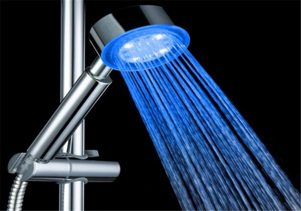 2016 Brand New di alta qualità 3 colori LED soffione doccia sensore di temperatura RGB bagno Sprinkler7096741