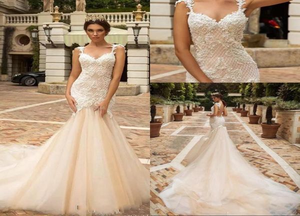 Abiti da sposa in pizzo a sirena di design 2018 Design in cristallo Corpetto impreziosito da sposa senza maniche e abito da sposa svasato senza schienale6202717