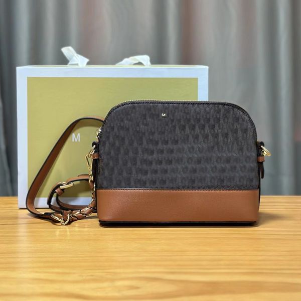Bolsa marrom: couro clássico resistente a arranhões, formato geométrico, bolsos diagonais, itens essenciais da moda de luxo de grife