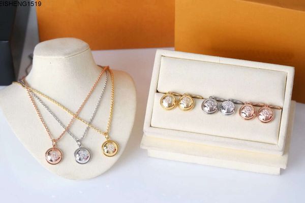 Europa Amerika Modestil Schmucksets Dame Frauen Gold/Silber/Roséfarbe Gravierte V-Initialen Fassung Diamant-Kugel-Charm-Halskette Creolen