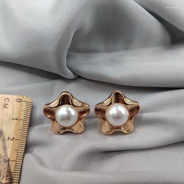 Orecchini con perno 2024 Vendita Earing Brinco Stile Qingdao Gioielli Personalità e temperamento Retro Fiore netto che rompe femminile D44