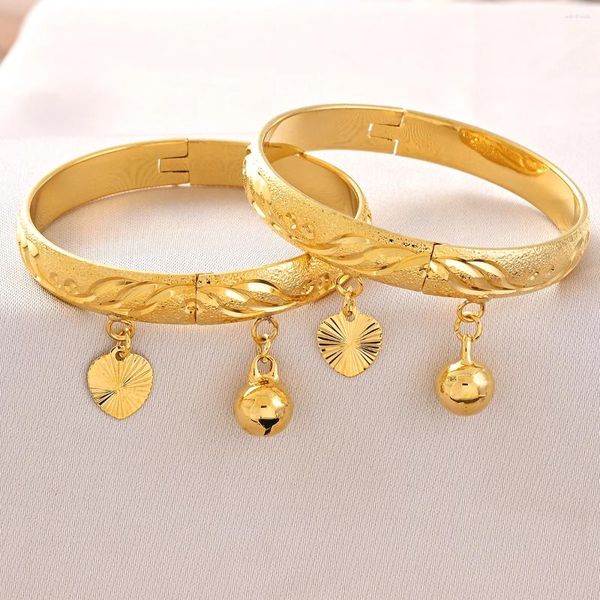 Bangle 2 pcs 45mm cor de ouro sino coração bebê openable alta qualidade crianças pulseiras simples na moda jóias mideast árabe áfrica presente