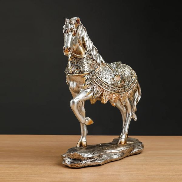 Statua di cavallo Scultura in resina Ornamento d'arte Mobili per la casa Soggiorno di lusso Camera da letto Decorazione per scrivania Decorazione nordica 240306