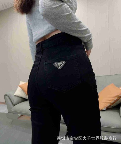 Jeans da donna firmati Nanyou Alta qualità 23 Edizione autunnale Triangolo in metallo Segno Marinaio Pantaloni in denim a matita elastica morbida nella borsa posteriore per donna 36QF