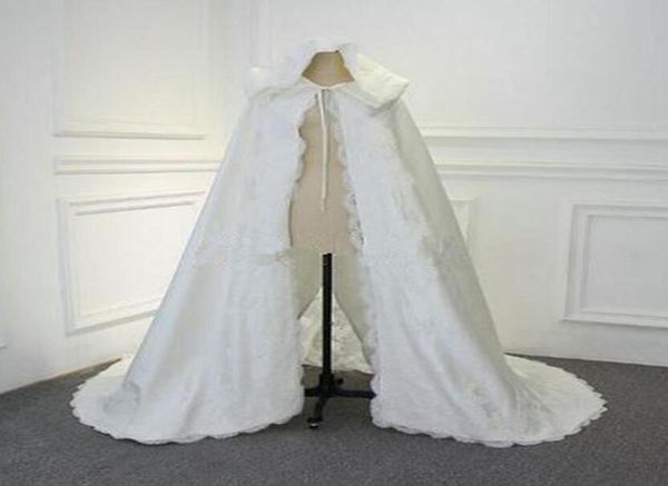 Neuankömmling Winter Hochzeit Umhang Cape Spitze Applikation mit Kapuze mit Pelzbesatz lange Braut Wraps Jacken besondere Party Bankett Frauen W4535496