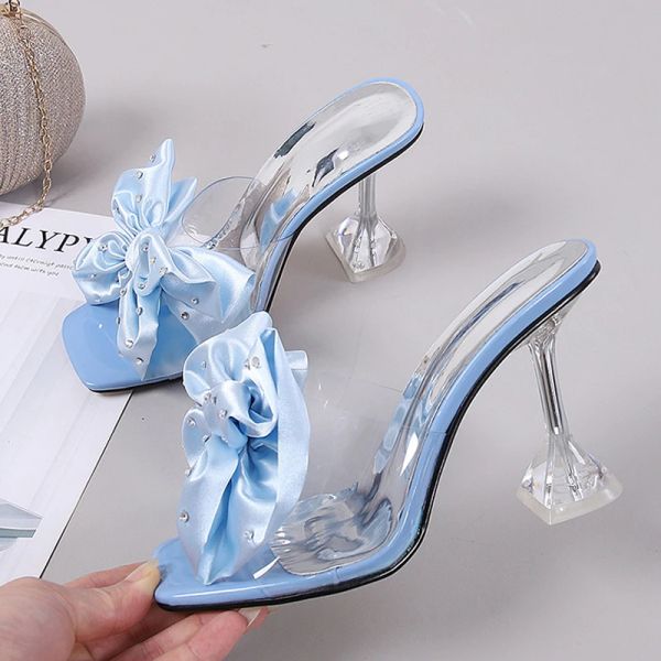 Stivali 2023 Nuovo Fashion Crystal Bow Teli alti pantofole Domande sexy Pvc Sandali trasparenti Donne Slide Pompe di punta aperta Blu Nero