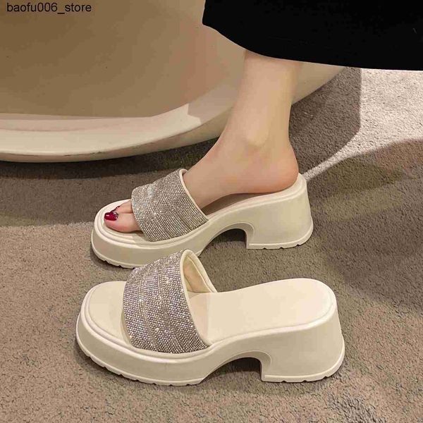 Terlik platformu kaydırıcı kadın ayakkabıları 2024 Yaz Rhinestone Kama Kadın Ayakkabıları Yüksek Topuk Kaydırıcı Dışarıda Anti Slip Plaj Ayakkabıları Giyiyor Q240318