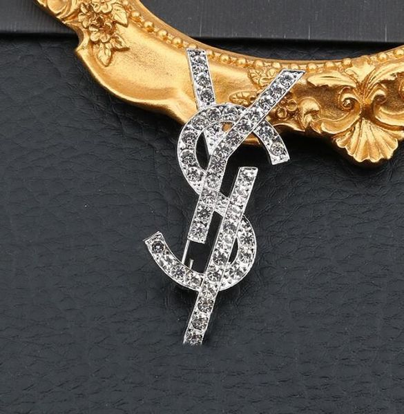 20Style Luxury Brand Designer Letter Brooch Женский роскошный роскошный роскошный вариант хрустальный брошь костюм 18K золотые аксессуары для модных украшений