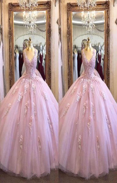 Модные розовые розовые платья выпускного вечера Quinceanera с V-образным вырезом Дешевые дизайнерские 3D цветочные цветы Тюль Аппликация из бисера Вечернее платье Sweet 15 Lo3168915