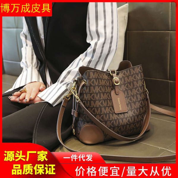 Shoppen Sie Factory Wholesale Hong Kong Bag Womens New 2024 Texture Diagonal Straddle Large Capacity Handheld One Shoulder Genuine Leather Bucket
