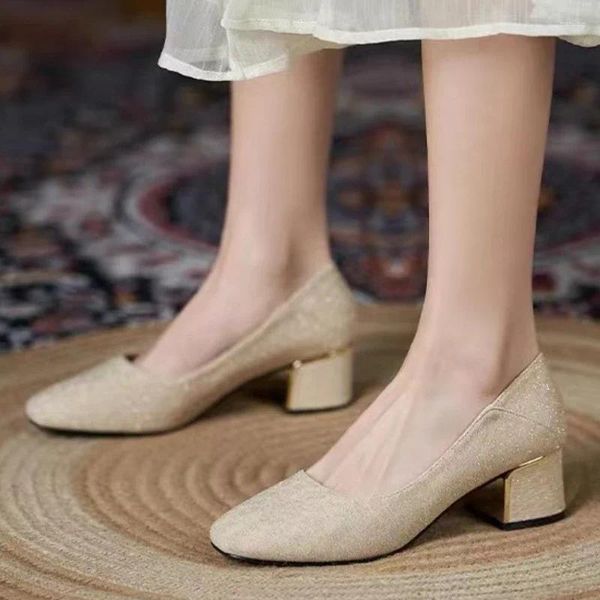 Sapatos de vestido 2024 de alta qualidade para mulheres um pontapé bombas femininas outono quadrado toe lantejoulas sólidas rasas saltos grossos tamanho grande