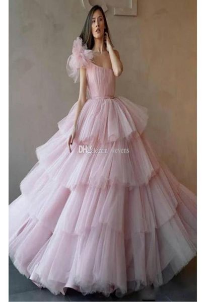 Bellissimi abiti Quinceanera rosa una spalla gonfi abiti da ballo cupcake a strati volant fondo abito da festa lunghezza del pavimento tulle dolce 4203287