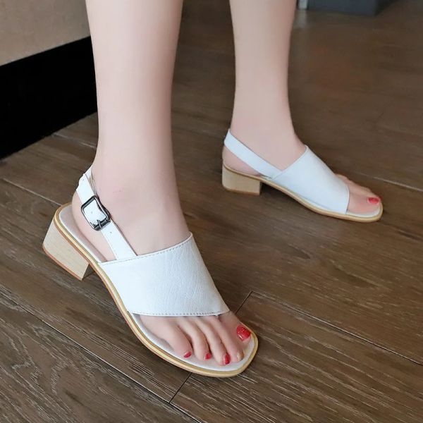 Sandali donne sandali estate 2023 pizzico di punta spessa tacco sandali da donna sandali bianchi di lusso eleganti in pelle bassa scarpe tallone basso