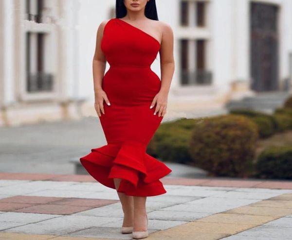 Abiti da cocktail a sirena in raso con una spalla rossa 2020 Abiti eleganti con volant increspati Lunghezza tè Festa formale Corto Plus Size Abiti Eveni8360428