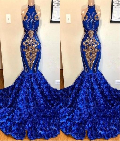 Abiti da ballo a sirena blu royal 2019 Fiori di rosa Gonne Cappella lunga con strascico Halter Abiti da sera africani Perline applicate in oro Formal4623263