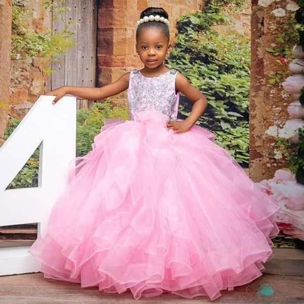 2024 Abiti da ragazza di fiore rosa Abito da comunione Gioiello a strati Abiti da ballo in tulle Abito da compleanno regina Appliqued in pizzo con perline per le ragazze nere africane della Nigeria NF126