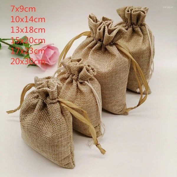 Geschenkverpackung 10-1000 Stück / Los Jute-Leinenbeutel Kordelzugverpackung für Weihnachten Hochzeit Party zugunsten Tasche Sackleinen