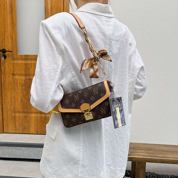 Kaufen Sie im Fabrikgroßhandel im Frühjahr 2024 eine neue, modische, vielseitige One-Shoulder-Handtasche mit großem Fassungsvermögen und eine moderne Umhängetasche im westlichen Stil