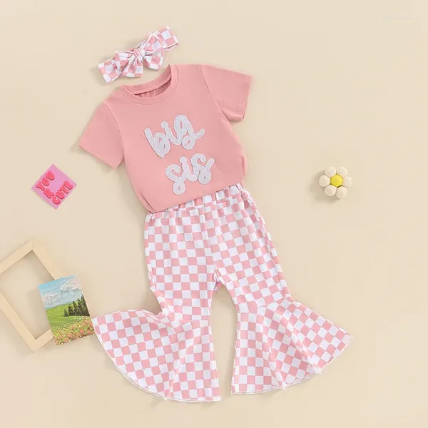 Set di abbigliamento Bambine Set da 3 pezzi Manica corta Lettera Toppe con toppe Pantaloni svasati a scacchiera Fascia per capelli Abiti per bambini