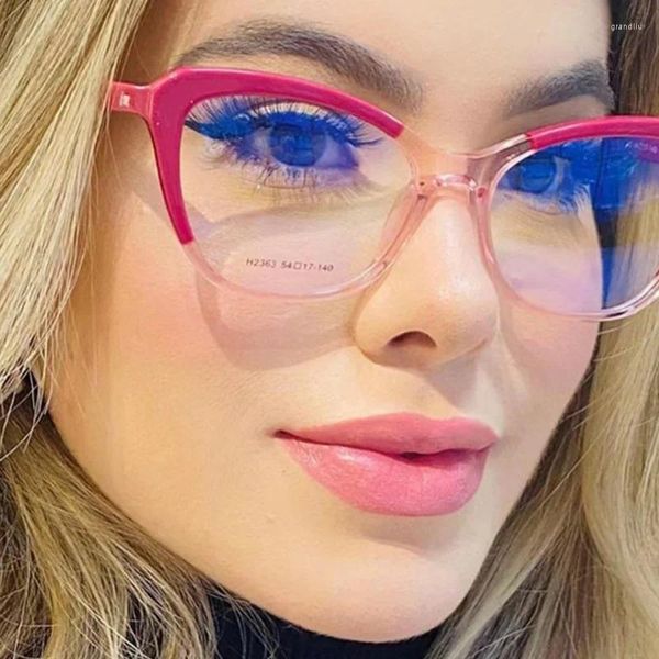 Sonnenbrille, farblich abgestimmt, Anti-Blau-Brillenrahmen, schlichtes Make-up, posiert, flacher Lichtspiegel, Retro-Persönlichkeit