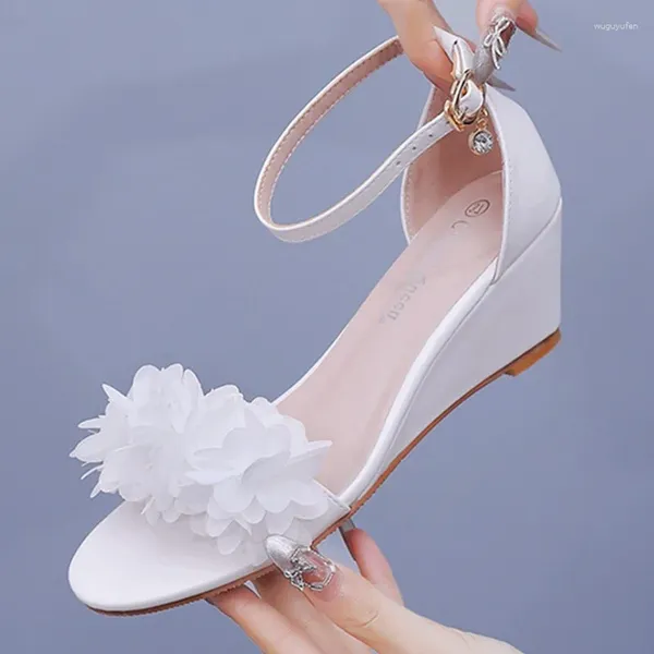 Sapatos de vestido 6cm inclinação salto peixe boca rasa linha reta com dedo do pé exposto sandálias altas flor branca praia