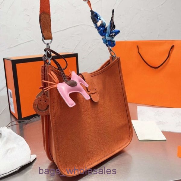 Negozio di borsette in fabbrica negozio diretto all'ingrosso al dettaglio Nuova borsa in pelle moda personalizzata Borsa a secchiello cava a spalla femminile