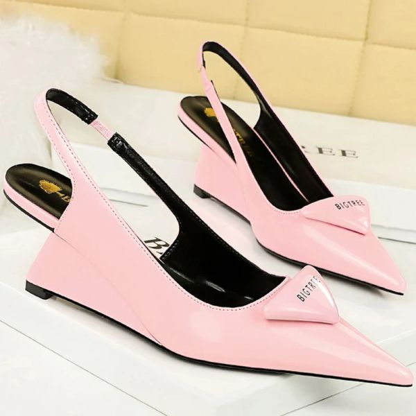 Pumps Koreanische Version Fashion Patent Leder flacher Spitzzehen hohl Rückengurt 6,5 cm High Heels Keile Schuhe Lady Trendy Pumps Pink
