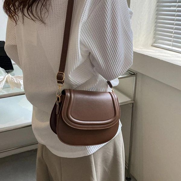 Totes sacos 2024 feminino um ombro crossbody pequeno saco primavera verão simples versátil bolsas ins moda mensageiro