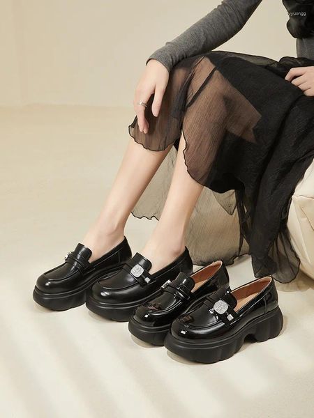 Sapatos de vestido de couro largo e grande para mulheres na primavera 2024 Versátil dedo do pé redondo mocassins franceses um pé casual único