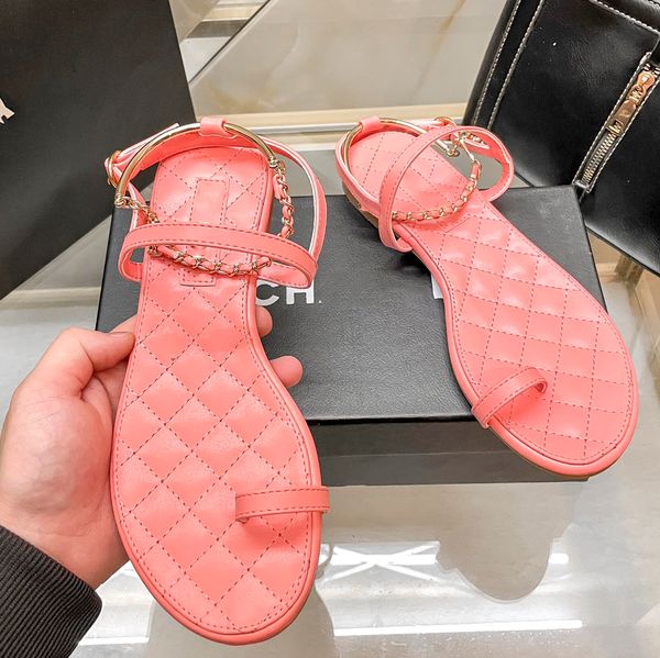 Sandali di lusso da donna Sandali a catena piatta Infradito Scarpe da spiaggia scozzesi in pelle goffrata Rosa rosa chiaro Ragazze Casual per ragazze Regali