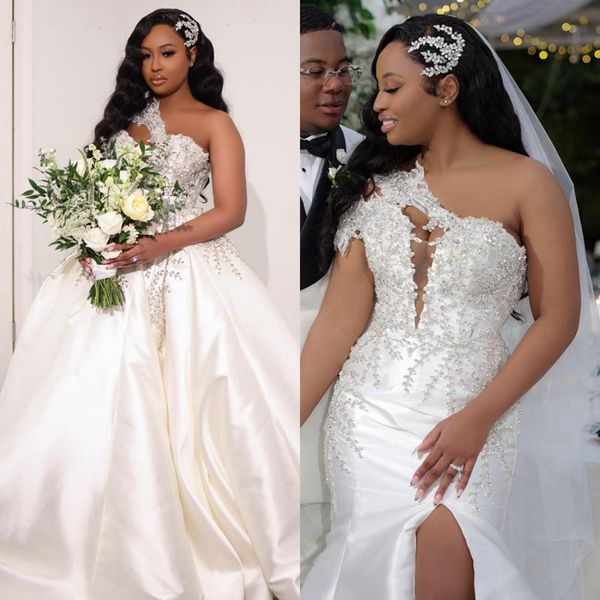 2024 Afrikanisches Hochzeitskleid für die Braut in Übergröße mit abnehmbarer Schleppe, One-Shoulder-Brautkleid, seitlich geteilte Strasssteine, Hochzeitskleider für schwarze Frauen in Nigeria, D179