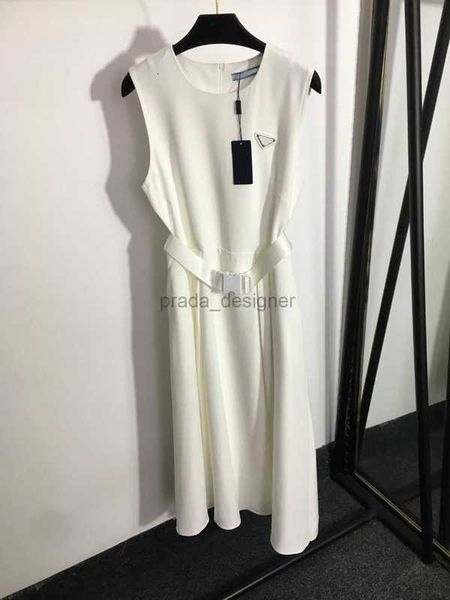 24ss Beyaz Elbise Yaz Elbise Kadın Tasarımcı Giysileri Kadınlar Elbise Mektubu Güvenlik Toka Kemer Yelek Elbise Uzun Etek Yüksek Kaliteli Kadın Giysileri U-M2986