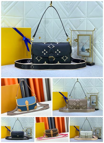 2024 Feder neuer Denim Blue Crossbody -Tasche mit verstellbarem Ribbon Schultergurt schwarzer Leder Curling Magnetic Flip Verschluss Umhängetasche