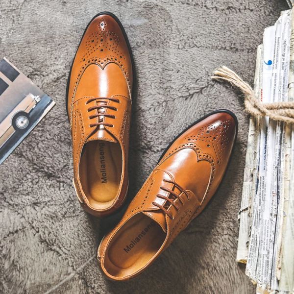 Schuhe Männer Kleider Schuhe hohl Patentleder Brogues Luxus Mode Bräutigam Hochzeitsschuhe Herren Bullock Schuh Italienische männliche Oxford Schuhe