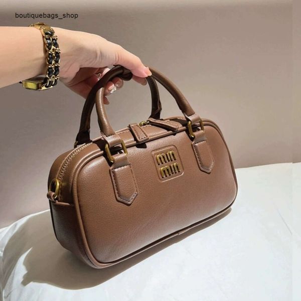 Bolsas de marca de moda por atacado transfronteiriça Esta popular bolsa de couro para mulheres na nova moda e moderna bolsa pequena quadrada de ombro crossbody